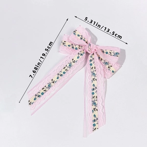 Fiocco per capelli in pizzo rosa con nastri floreali e dimensioni 19,5 cm x 13,5 cm