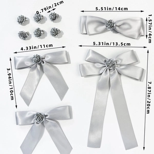 Barrettes à cheveux nœud en satin argenté avec détails roses floraux pour femmes sur blanc