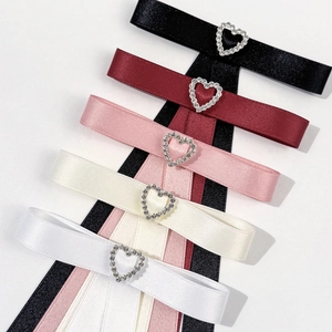Accessori per colletto in raso con fiocchi e strass a cuore in cinque colori