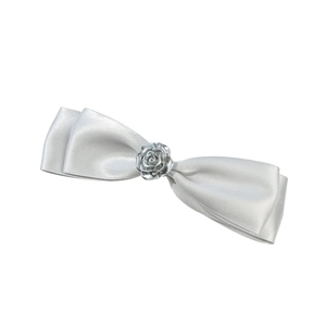 Barrette nœud en satin argenté ornée d'une rose en métal ciselé sur fond blanc