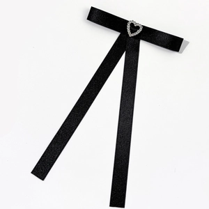 Elegante papillon in raso nero per donna con ciondolo a cuore in cristallo scintillante