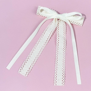Barrette nœud en dentelle beige avec longs rubans et motifs floraux pour femmes