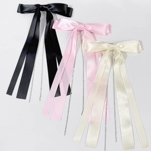 Détails de nœuds en satin avec pompons en strass en noir, rose et blanc crème