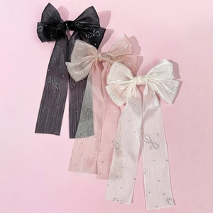 Trois élégantes barrettes en tulle avec strass en noir, rose et beige doux