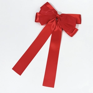 Vue détaillée de la texture superposée de tulle rouge et de satin du nœud papillon élégant