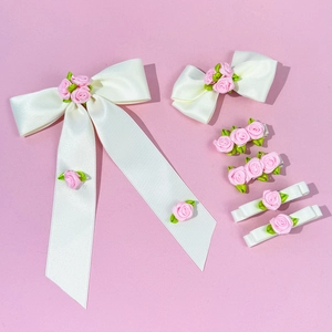 Pinces à Cheveux Nœud de Fleurs en Ruban de Satin Faites à la Main Rose Douce Pinces Croco pour Femmes Filles Accessoires de Coiffure Elégants
