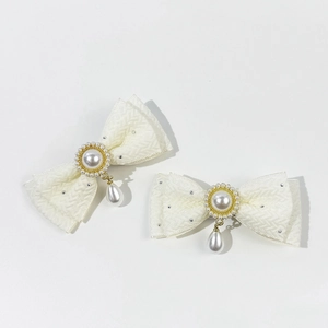 Elegantes pinzas para el cabello con lazos blancos, perlas y brillantes detalles strass
