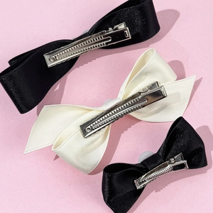 Lot de trois barrettes élégantes en satin noir et blanc avec clips en métal pour femmes