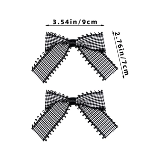 Détail des barrettes à carreaux avec dentelle noire et dimensions de 9 cm affichées