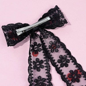 Barrette à cheveux élégante en dentelle noire avec broderie cœur rouge et longs rubans