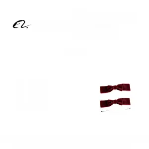 Détail des barrettes nœuds en velours rouge avec dimensions de 11 cm par 2,5 cm