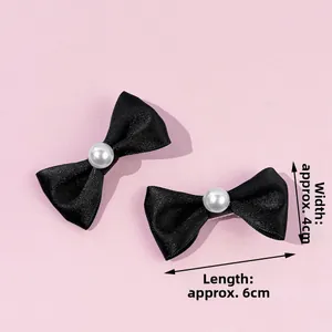 Détail de 2 barrettes à nœuds en satin noir avec perles et dimensions indiquées