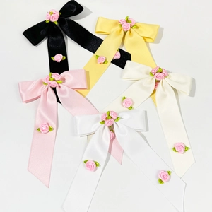 Pince à cheveux avec nœud en ruban satiné et fleurs roses pour un style élégant et forestier