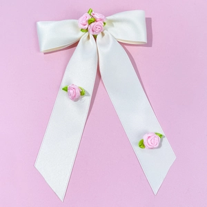 Nœud à cheveux élégant en satin blanc avec roses en tissu rose pour un style féerique