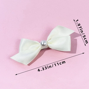 Détail d'une barrette nœud crème avec perle montrant les dimensions 11 cm par 5 cm