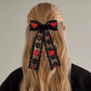 Pince à cheveux élégante en dentelle noire avec cœurs rouges sur de longs rubans