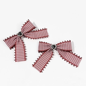 Détails des barrettes à carreaux rouges avec centre en strass en forme de cœur et dentelle