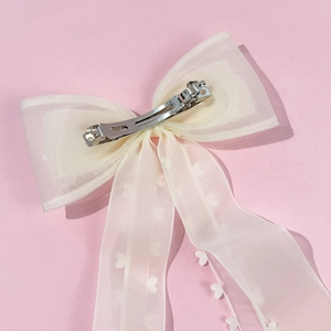 Pince à cheveux élégante avec nœud en maille blanche et motif de cœur