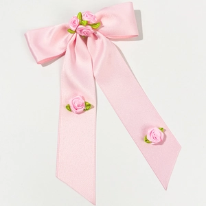 Barrette à nœud en satin rose avec roses décoratives en tissu et longs rubans fluides
