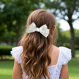 Eleganter weißer Mesh-Bogen Haarschnitt mit Strass und Sternmustern auf der Mädchenfrisur