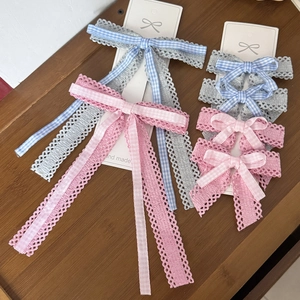 Barrette à cheveux avec nœud en dentelle à carreaux et glands roses et bleus sur bois