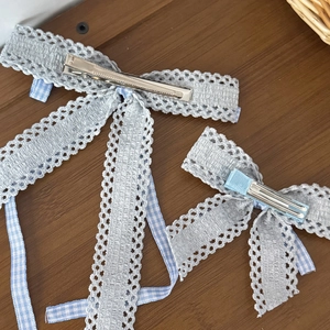 Lot de barrettes nœud en dentelle bleu ciel avec glands à carreaux sur bois