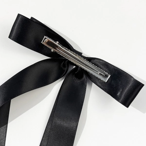 Eleganter doppellagiger schwarzer Satin-Haarclip mit robustem silbernem Metall-Krokodilclip