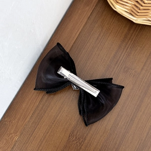 Barrette nœud élégante en résille noire multicouche avec pince crocodile en métal