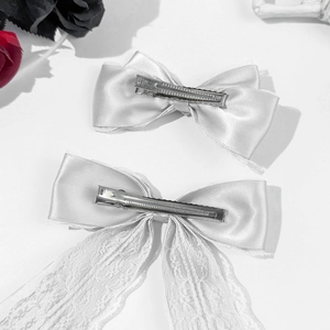 Elegantes Set aus weißen Satin-Haarspangen mit Spitzenkante und silbernen Metallclips