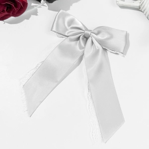 Detail der silbergrauen Satinschleife Haarklammer mit feiner Spitze und langen Bändern