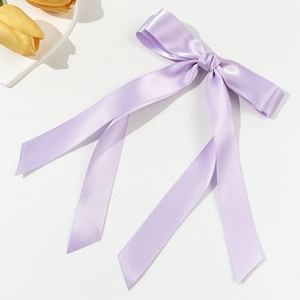 Makroansicht der hellvioletten Satin-Schleife für Haare mit seidiger Textur und langen Bändern