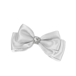 Eleganter Haarclip aus weißem Satin mit funkelndem Strassherz auf weißem Hintergrund