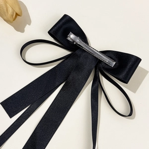 Barrette à cheveux élégante en satin noir avec rubans longs et pince crocodile