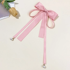 Barrette à nœud en satin rose avec longs rubans et pendentifs en perles élégants