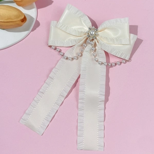 Eleganter Lolita-Haarclip aus cremefarbener Seide mit Perlen und Strass auf Rosa