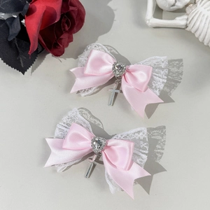 Lazos de satén rosa para el pelo con encaje, cristal de corazón y colgantes de cruz