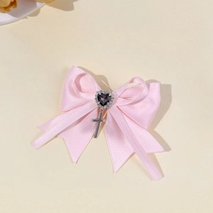 Fiocco per capelli rosa con gemma a cuore e pendente a croce in stile Y2K dolce e accattivante