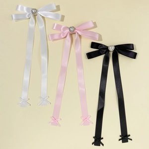 Drei Schleifen-Haarspangen aus Satin mit Herzperlen in Weiß, Rosa und Schwarz