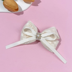 Französische Vintage Haarspange mit Spitze in Off-White, Perle und Strasssteinen