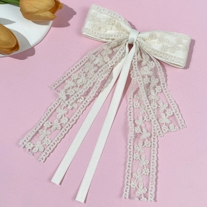 Französische Vintage-Haarklammer mit beiger Spitze und langen Bändern auf rosa Grund