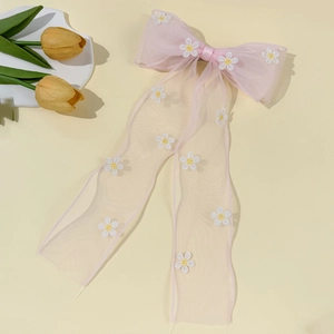 Pince à cheveux en organza rose avec broderies marguerites blanches et longs rubans