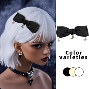 Barrette nœud gothique avec breloques étoile et lune en noir beige et blanc chic