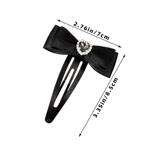 Dimensions détaillées du nœud papillon en soie noire avec un cœur en strass au centre