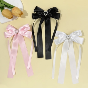 Dreiteiliges Set Satin-Haarschleifen mit Herz-Strasssteinen in Schwarz, Rosa und Weiß