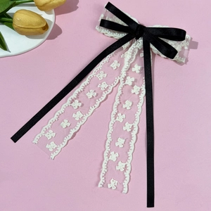 Barrette élégante en satin noir avec longs rubans en dentelle fleurie style princesse
