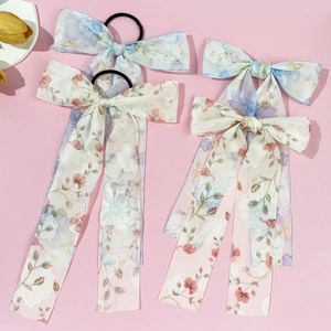 Haarelastiekjes met bloemen chiffon strikken en lange linten in blauw en roze pastelkleuren