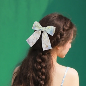 Pince à cheveux fleurie avec nœud en tissu bleu clair pour coiffure élégante