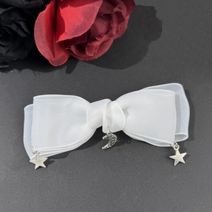 Pince à cheveux nœud en organza blanc avec pendentifs lune et étoile argentés sur noir