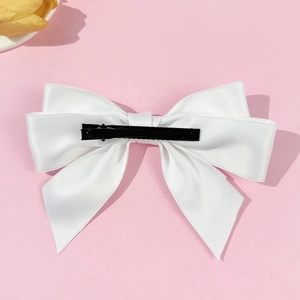 Eleganter weißer Satin-Doppelschicht-Bogen-Haarclip mit schwarzem Metall-Clip