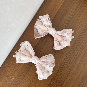 Paire de barrettes à cheveux en dentelle rose avec broderie florale et perles fines